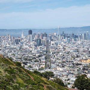 Panoramic San Francisco skyline view from hilltop at Twin Peaks Park