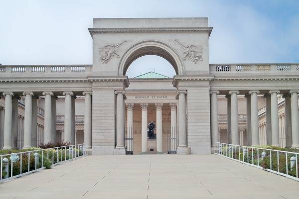 Exterior View of massive French Neoclassical building that is the Legion of Honor art museum in SF which says “Honneur Et Patrie” on the exterior