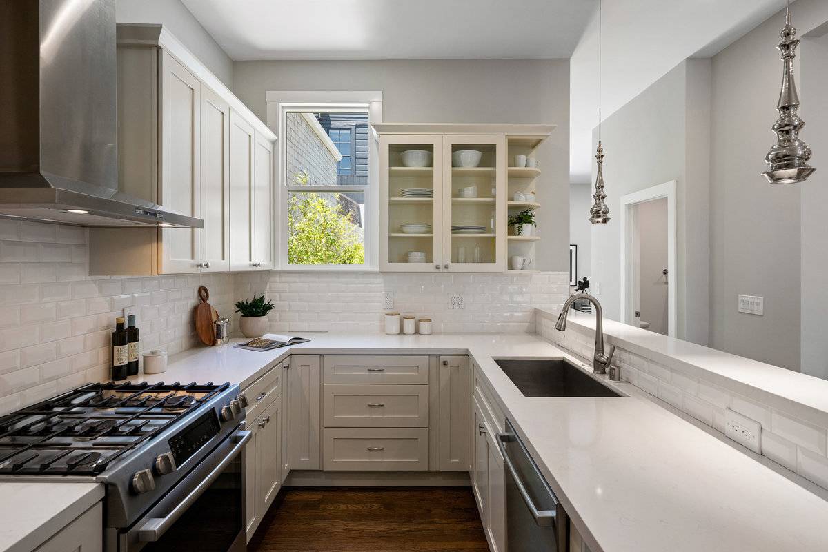 3790 Cesar Chavez St, San Francisco, CA 94110 Victorian home for sale by top Noe Valley real estate agents Danielle Lazier Vivre best SF Realtors (14)