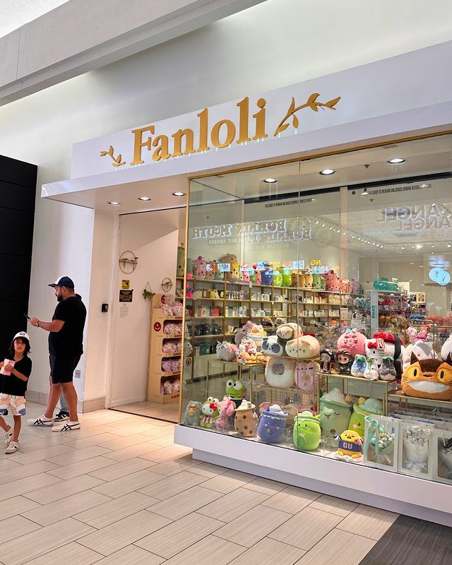 View of Fanloli storefront in the Serramonte Center